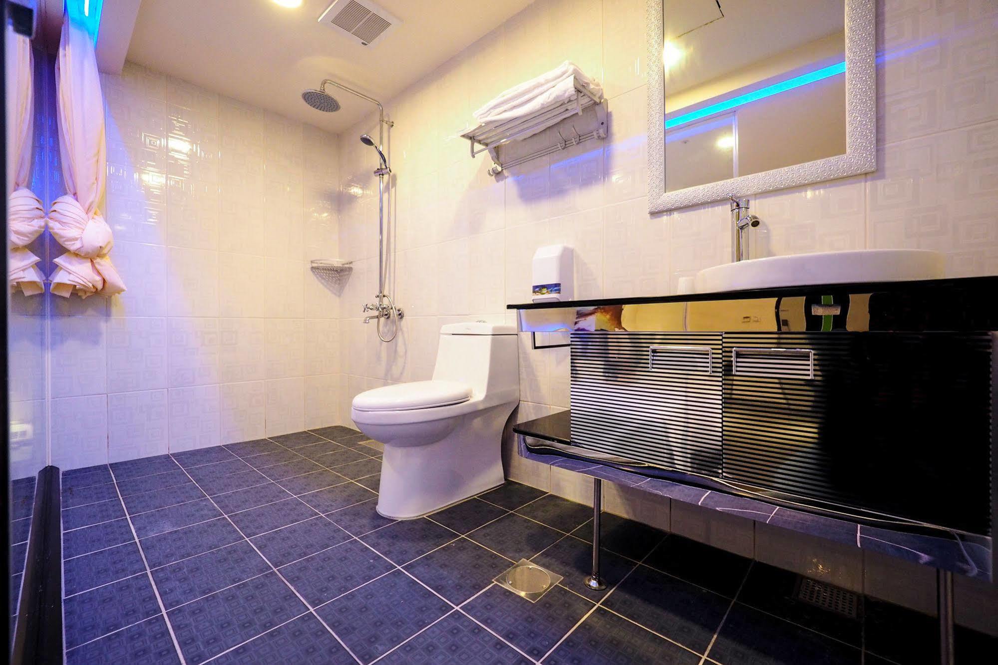 Galaxia Business Hotel Тайчжун Экстерьер фото