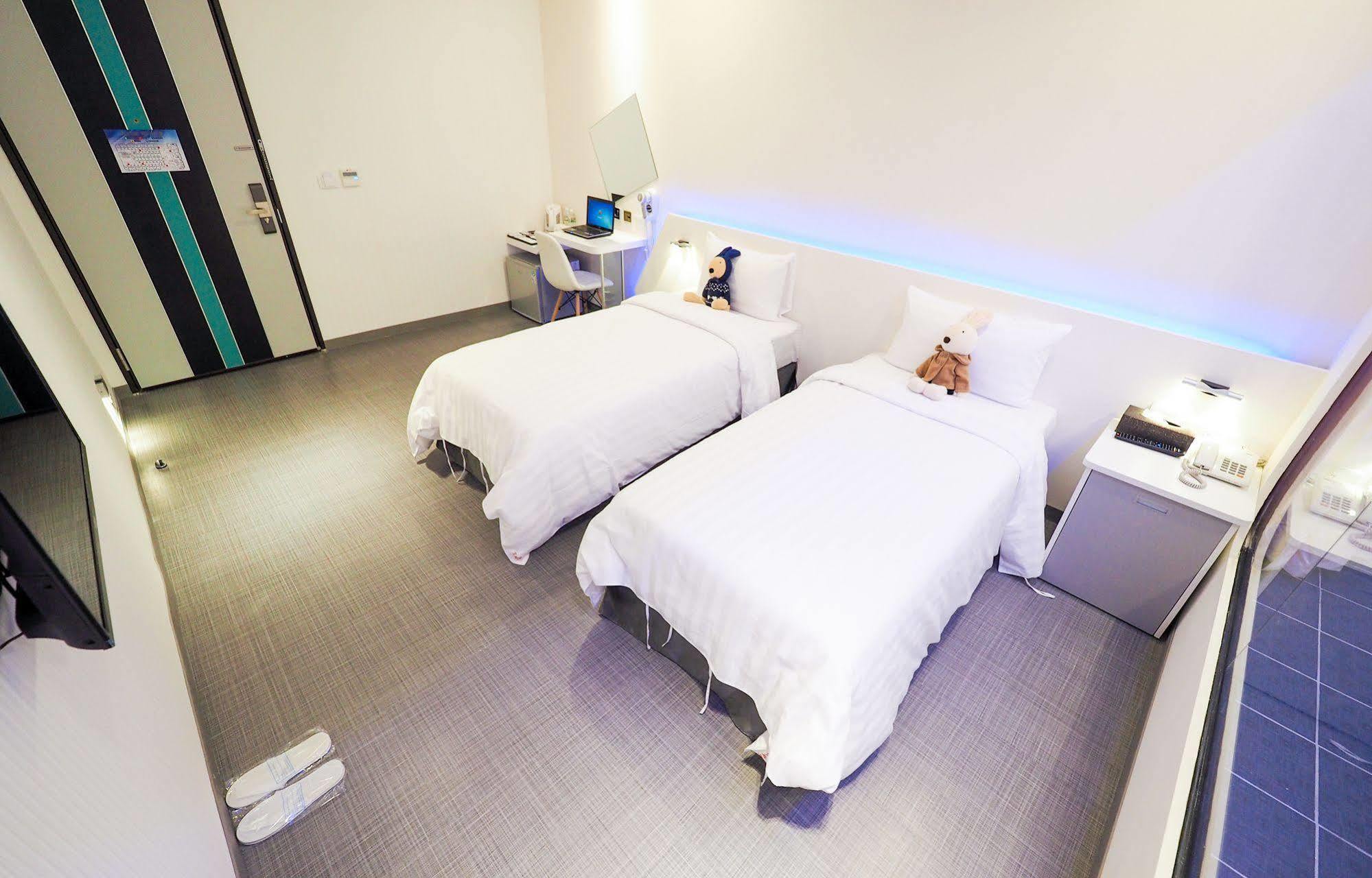 Galaxia Business Hotel Тайчжун Экстерьер фото